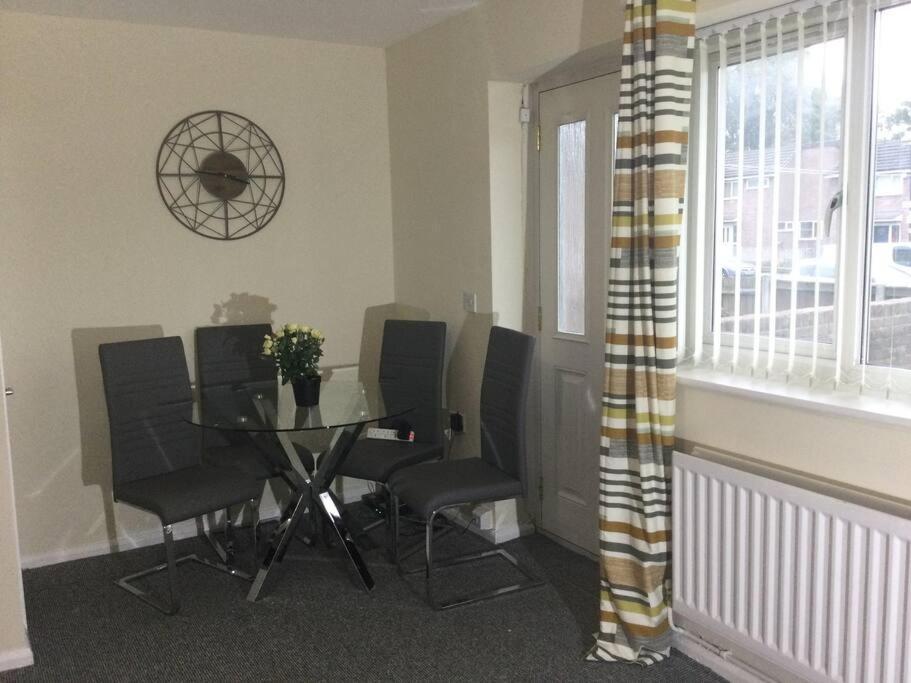 Nice Residential Within Easy Reach Of Town Manchester Exterior photo